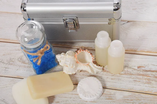 Sal de banho de sal refrescante com sabão cinza e mini shampoo mini h — Fotografia de Stock