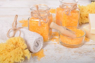 doğal sabun ve banyo tuzu ile bir natura meyveli koku ile