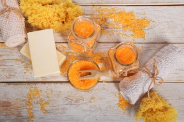 doğal sabun ve banyo tuzu ile bir natura meyveli koku ile