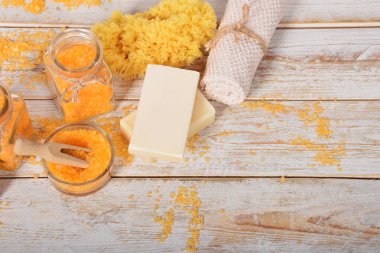 doğal sabun ve banyo tuzu ile bir natura meyveli koku ile