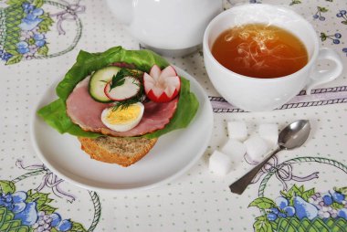 sandviç yumurta ile marul jambon ve turp için sıcak çay ile bir