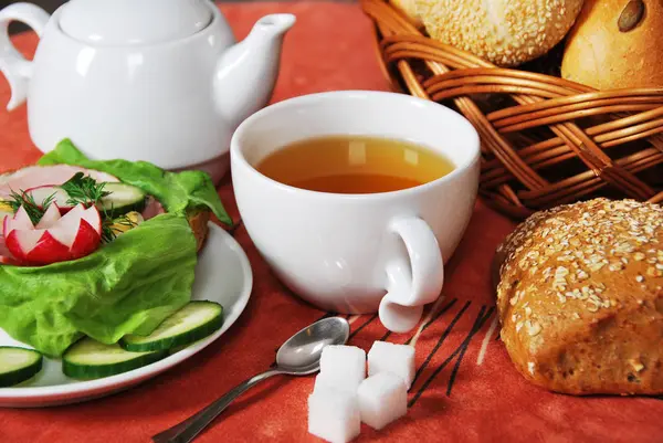 Sanduíche com presunto de alface com ovo e rabanete com chá quente para um — Fotografia de Stock