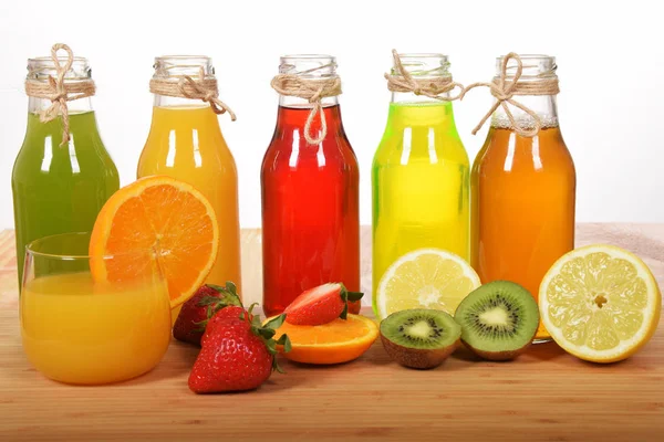 Szklanki świeżo wyciśniętego soku pomarańczowego z kolorowych owoców jui — Zdjęcie stockowe