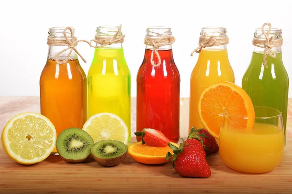 Un vaso de zumo de naranja recién exprimido con zumo de fruta colorido — Foto de Stock