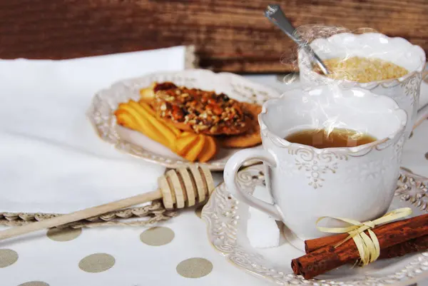 Une tasse de thé l'après-midi avec sucre, miel et vanille et biscuit — Photo