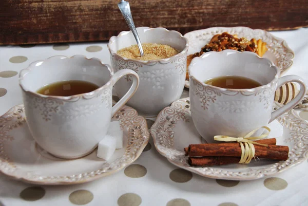 Rohrzucker mit süßen Tees und Keksen in Retro-Tassen — Stockfoto