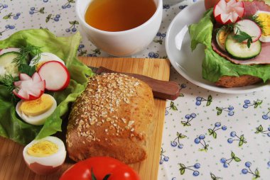 haşlanmış yumurta ve turp çiçek domates ve bir fres şeklinde