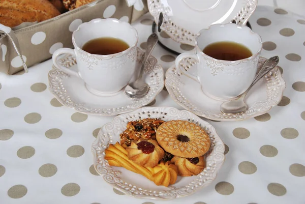 Soucoupe rétro aux biscuits sucrés au thé noir au miel de sucre — Photo