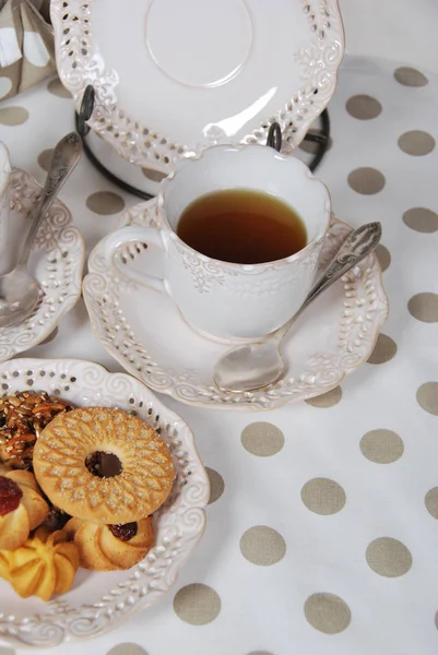 Süße Kekse mit schwarzem Tee mit Zuckerhonig und Vanille — Stockfoto