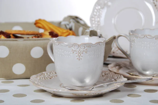 Xícara vazia de chá com açúcar, mel e baunilha e biscoitos — Fotografia de Stock
