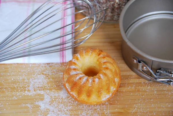 砂糖と空き f 小さい金型で焼きたてのイースター カップケーキ — ストック写真