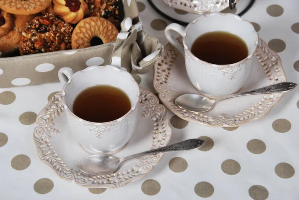 Schwarzer Tee mit Zucker, Honig und Vanille mit selbst gebackenen Keksen — Stockfoto