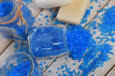 Mavi banyo tuzu ile peeling için doğal sabun