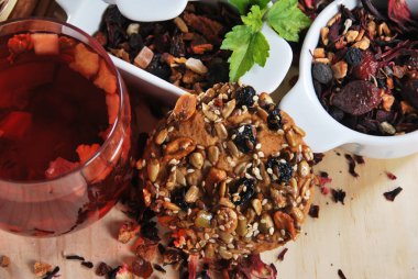 Ayçiçeği tohumları kuru üzüm ve kuru erik ile kabak pasta wi