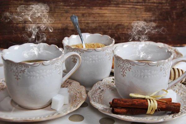 Vanilkové tyčinky s šálky čaje a cukru — Stock fotografie