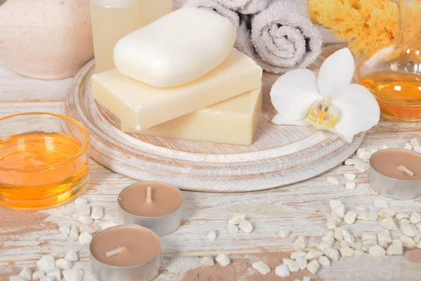 Серое натуральное мыло с медом и маслом для тела и косметическое лицо ma — стоковое фото