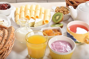 Böğürtlenli yoğurt ve portakal suyu dilimlenmiş ekmek sarı-türü Swis