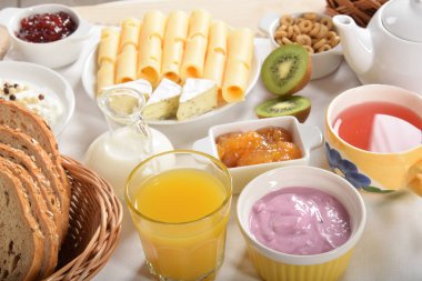 ekmek, sarı peynir türü küf ve pe ile İsviçre peyniri dilimlenmiş