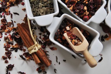 çeşitli kuru çay, yeşil, siyah, meyveli seramik kaplar