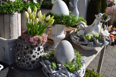 Lale vazo Paskalya yumurtası ve önünde bir çiçekçi bir horoz