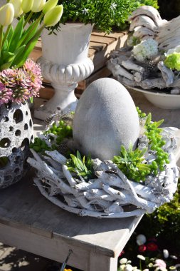 Paskalya yumurtası ve boş bir yer ile beyaz giysiler gelen bir çelenk 