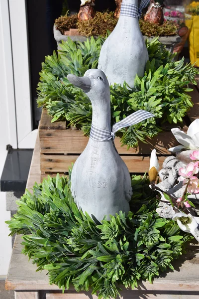 yeşil bir çelenk, Paskalya dekorasyon üzerine seramik ördek