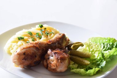 Frenk soğanı ile patates püresi ile bir tavada kızarmış tavuk sopaları 