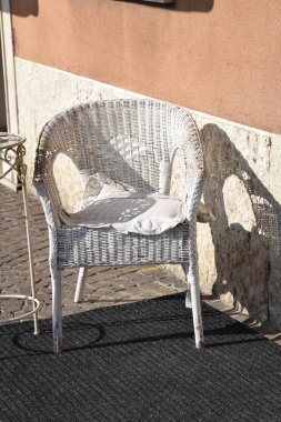 sokakta bir tek beyaz hasır sandalye