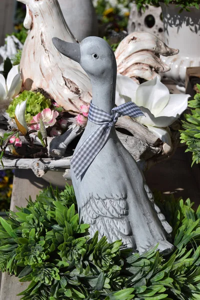 Szarej kaczki obok kwiatów, Wielkanoc ozdoby — Zdjęcie stockowe