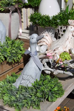 yeşil bir çelenk, Paskalya dekorasyon üzerine seramik ördek