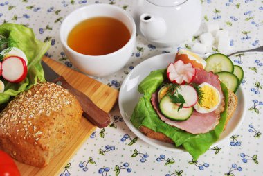 haşlanmış yumurta ve turp çiçek domates ve bir fres şeklinde