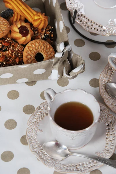 Süße Kekse mit schwarzem Tee mit Zuckerhonig und Vanille — Stockfoto