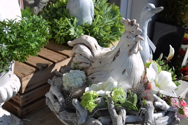 Hahn mit Keramik neben bunten Blumen, Osterdekoration — Stockfoto