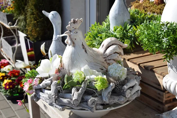 Hahn aus Keramik auf Girlande mit Knoten und Ente, Ostern — Stockfoto