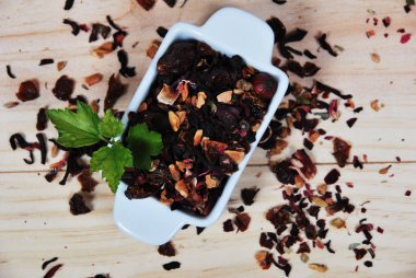 çeşitli kuru çay, yeşil, siyah, meyveli seramik kaplar