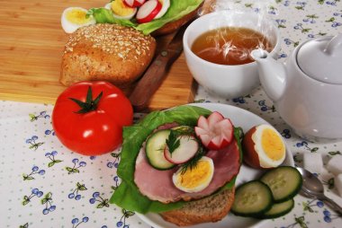 haşlanmış yumurta ve turp şeklinde bir çiçek domates ve taze 