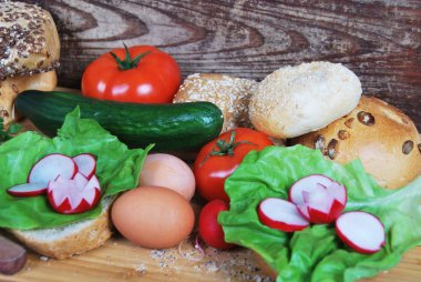 marul ve turp salatalık ile iki sandviç