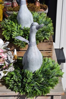 yeşil bir çelenk, Paskalya dekorasyon üzerine seramik ördek