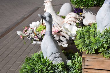 yeşil bir çelenk, Paskalya dekorasyon üzerine gri seramik ördek