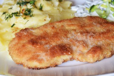 yumurta ve ekmek kırıntıları, pirzola, patates dereotu ile kırıntıları