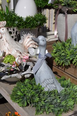 yeşil bir çelenk, Paskalya dekorasyon üzerine gri seramik ördek