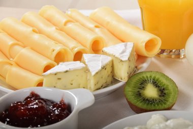 Sarı Swiss peynir küf ve karabiber ve kivi ile yazın