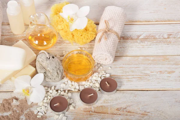 Grijze natuurlijke zeep met honing en Lichaamsolie en een cosmetische gezicht ma — Stockfoto