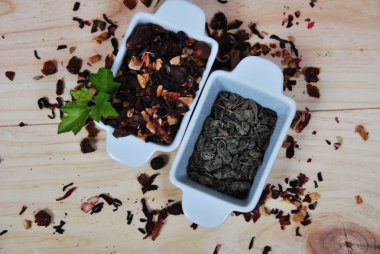 çeşitli kuru çay, yeşil, siyah, meyveli seramik kaplar