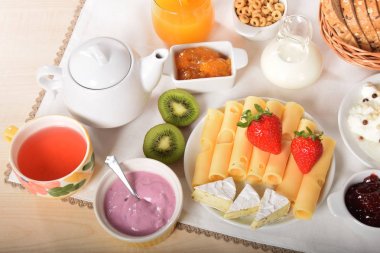 kahvaltı gevrekleri küçük daire ve böğürtlenli yoğurt ve turuncu