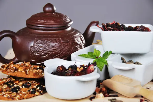 Cookie mit Samen und Karamell Trockentee und brauner Teekanne — Stockfoto