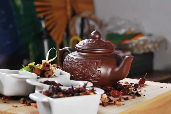 Braune Teekanne mit Tee und einem Plätzchen mit Samen und Karamell — Stockfoto