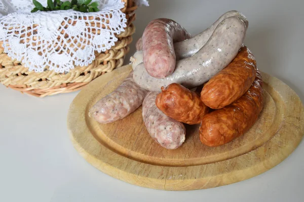 Смачні ковбаси польської на дерев'яною Розробні рада — стокове фото