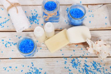 Mavi banyo tuzu, gri sabun ve bir ev spa için beyaz havlu