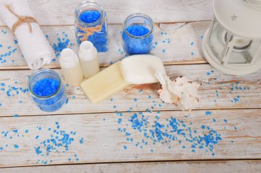 Mavi banyo tuzu, gri sabun ve bir ev spa için beyaz havlu